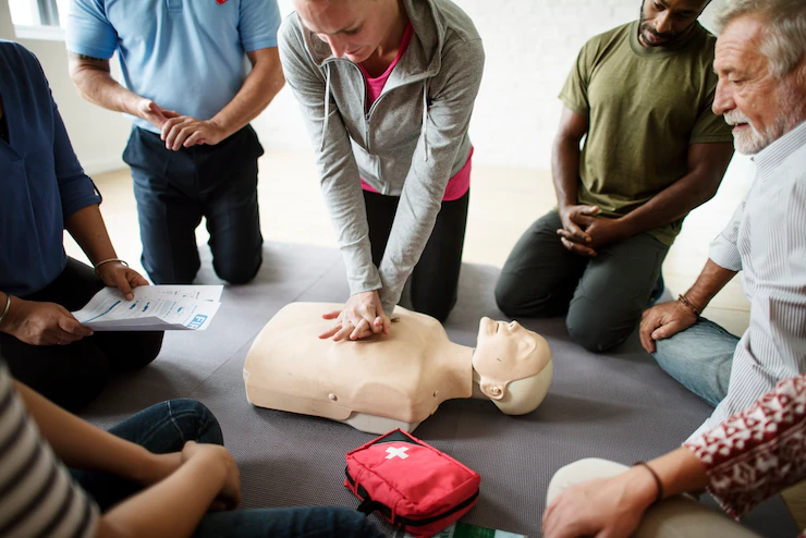 groupe personnes diverses dans classe formation cpr 53876 31182